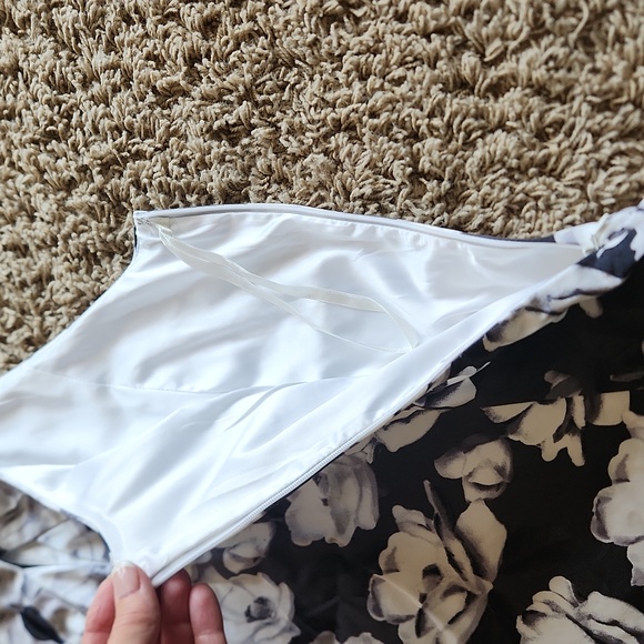 White House Black Market floral Black and white tank size 6 - Picture 3 of 13